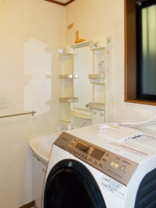 ブラックの落ち着いたバスルームにLIXILアライズ Zタイプ